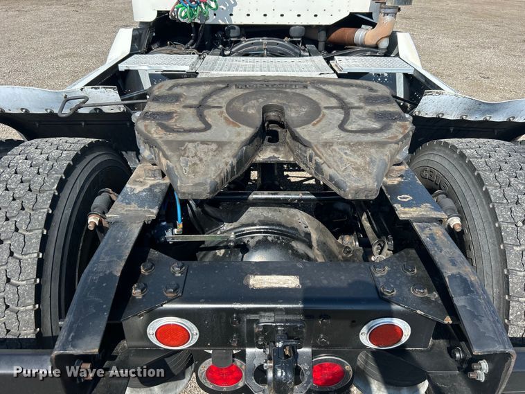 image for item EG0936 2002 Freightliner  Century Class S/T semi truck