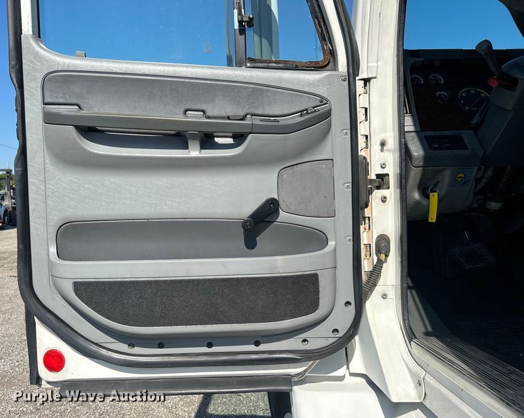 image for item EG0936 2002 Freightliner  Century Class S/T semi truck