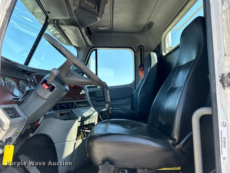 image for item EG0936 2002 Freightliner  Century Class S/T semi truck