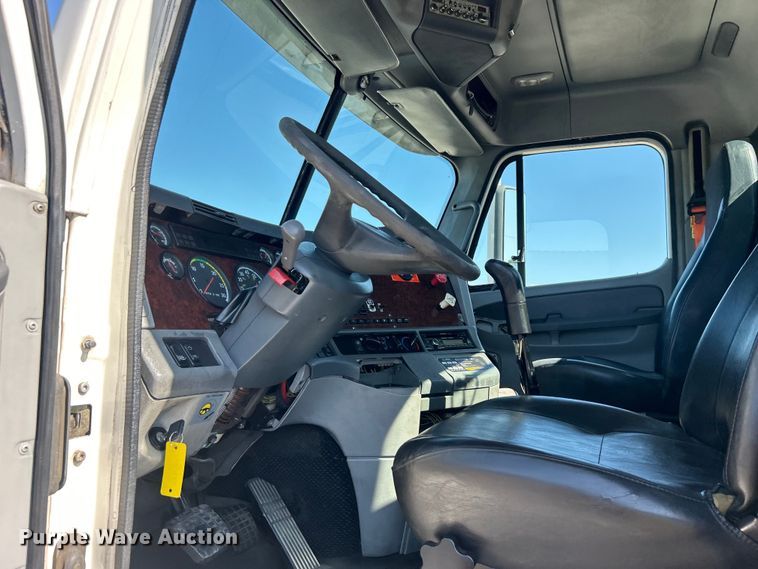 image for item EG0936 2002 Freightliner  Century Class S/T semi truck