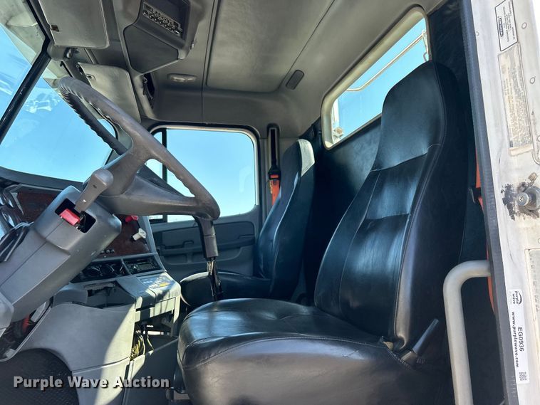 image for item EG0936 2002 Freightliner  Century Class S/T semi truck