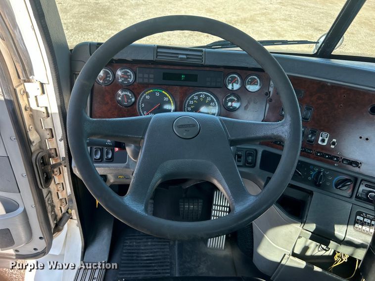 image for item EG0936 2002 Freightliner  Century Class S/T semi truck