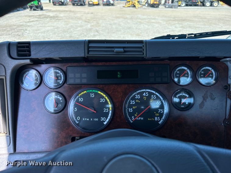 image for item EG0936 2002 Freightliner  Century Class S/T semi truck