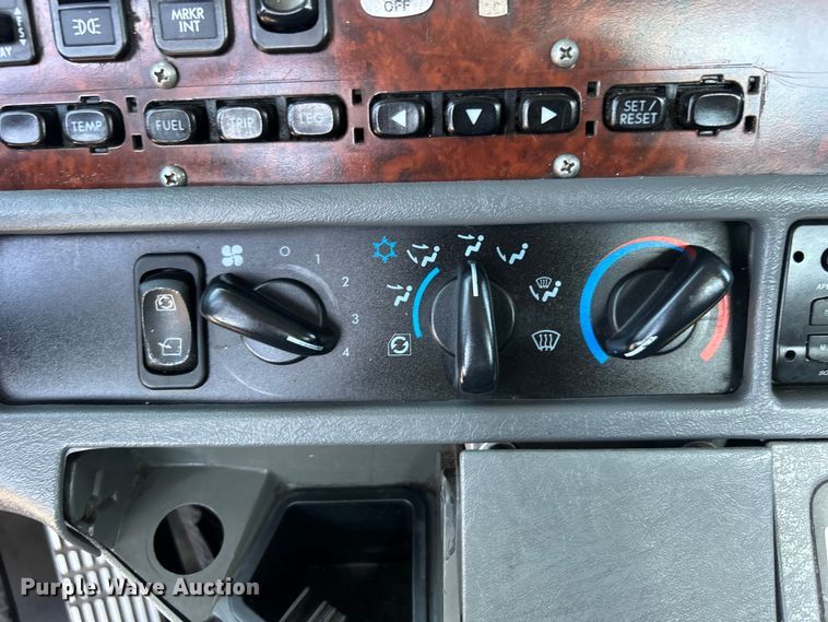 image for item EG0936 2002 Freightliner  Century Class S/T semi truck