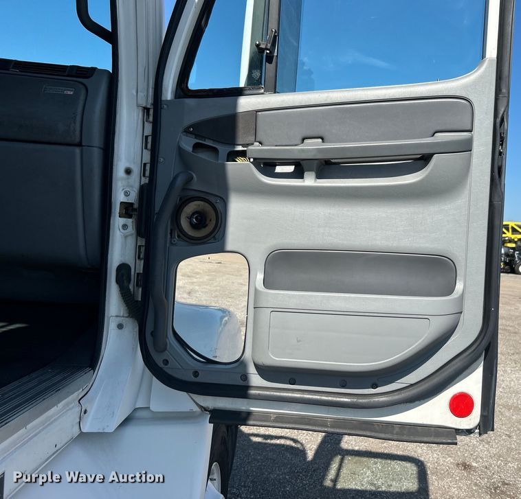 image for item EG0936 2002 Freightliner  Century Class S/T semi truck