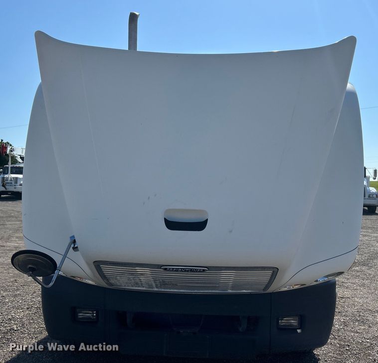 image for item EG0936 2002 Freightliner  Century Class S/T semi truck