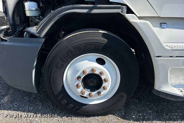 image for item EG0936 2002 Freightliner  Century Class S/T semi truck