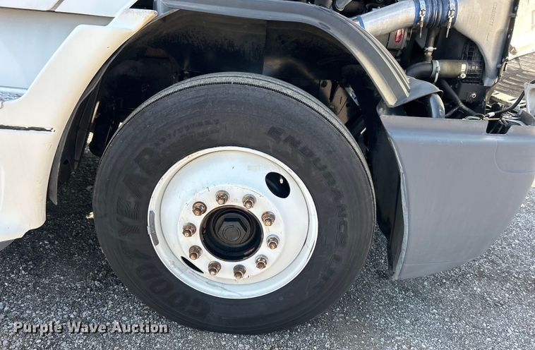 image for item EG0936 2002 Freightliner  Century Class S/T semi truck