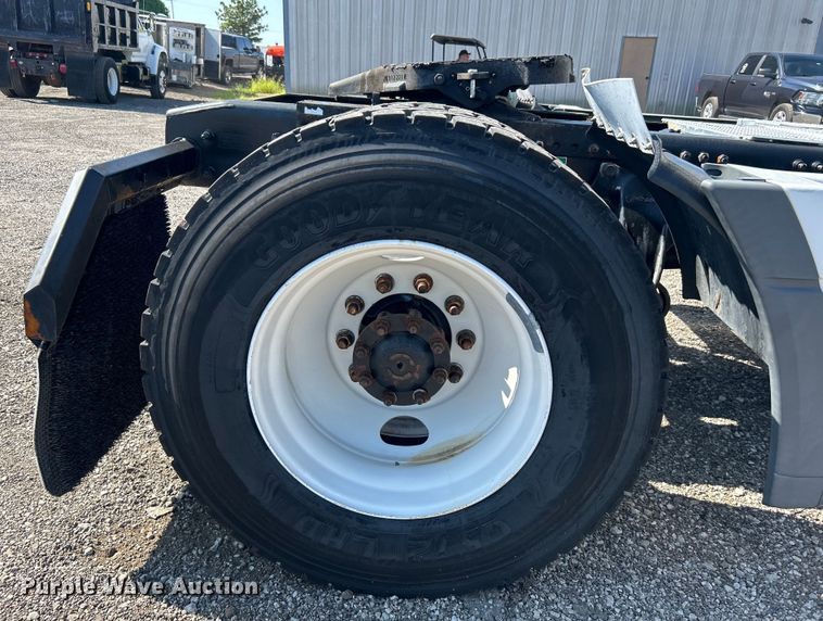 image for item EG0936 2002 Freightliner  Century Class S/T semi truck