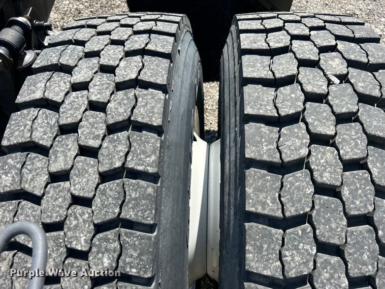 image for item EG0936 2002 Freightliner  Century Class S/T semi truck