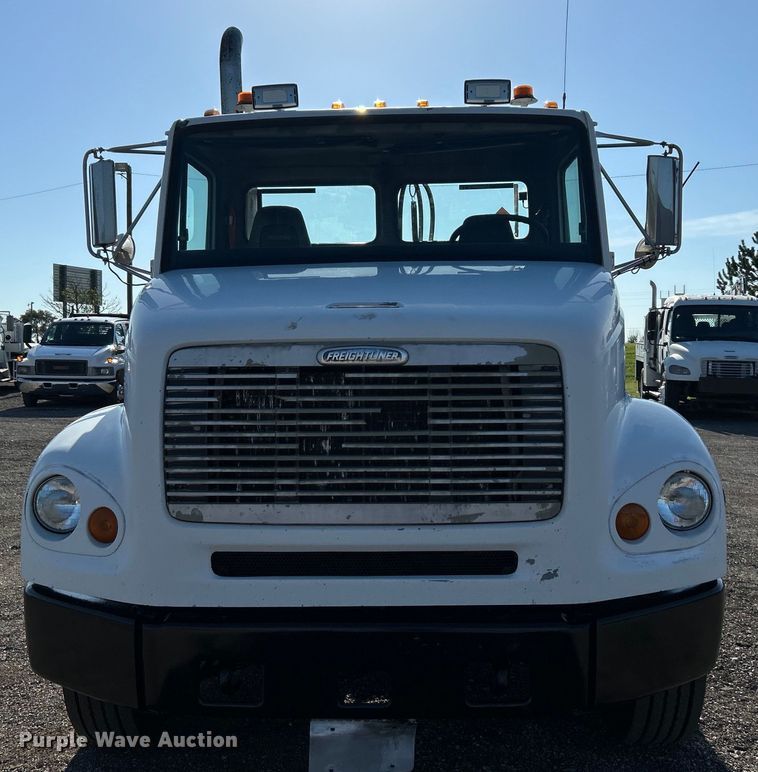 image for item EG0944 1999 Freightliner  FL112 semi truck