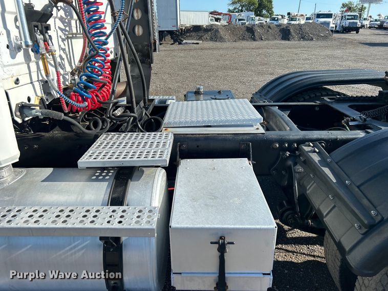 image for item EG0944 1999 Freightliner  FL112 semi truck