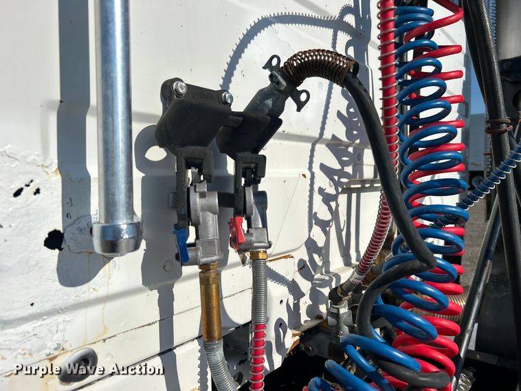 image for item EG0944 1999 Freightliner  FL112 semi truck