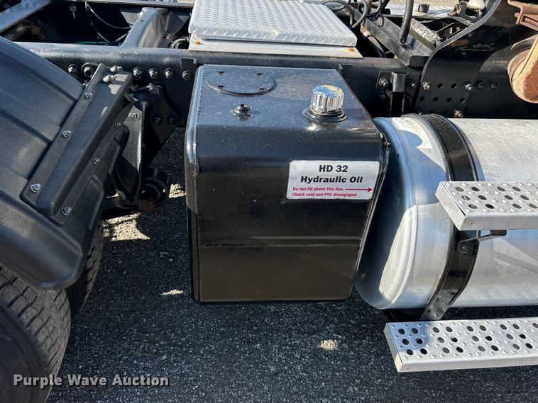 image for item EG0944 1999 Freightliner  FL112 semi truck