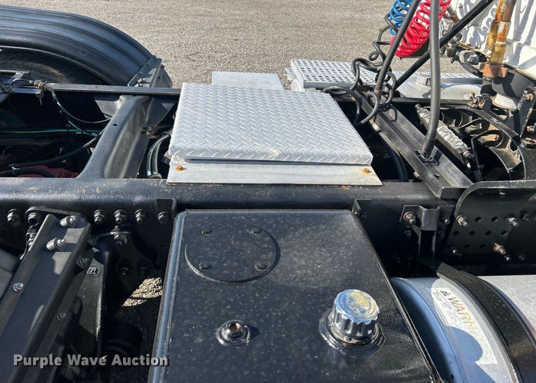 image for item EG0944 1999 Freightliner  FL112 semi truck