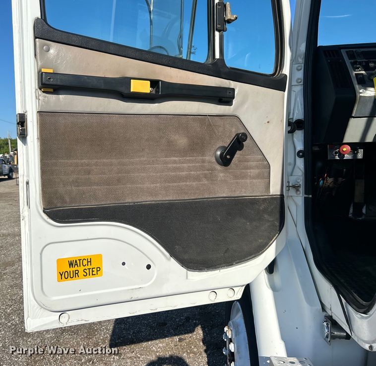 image for item EG0944 1999 Freightliner  FL112 semi truck