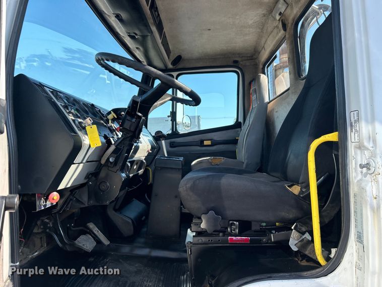 image for item EG0944 1999 Freightliner  FL112 semi truck