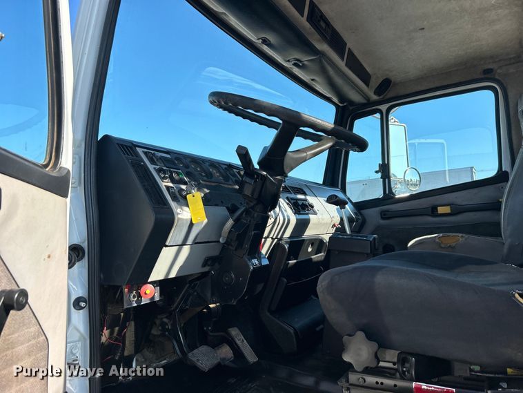 image for item EG0944 1999 Freightliner  FL112 semi truck