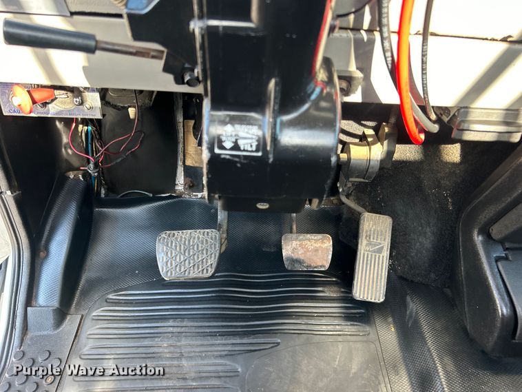 image for item EG0944 1999 Freightliner  FL112 semi truck