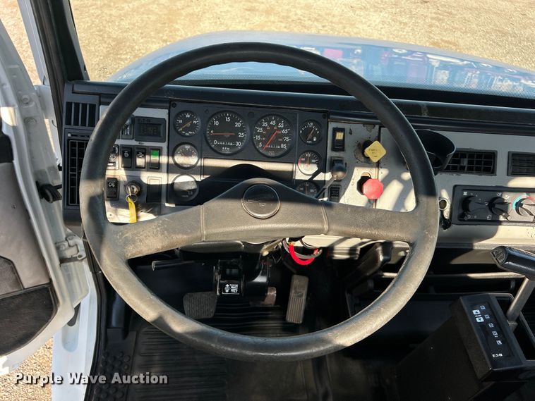 image for item EG0944 1999 Freightliner  FL112 semi truck