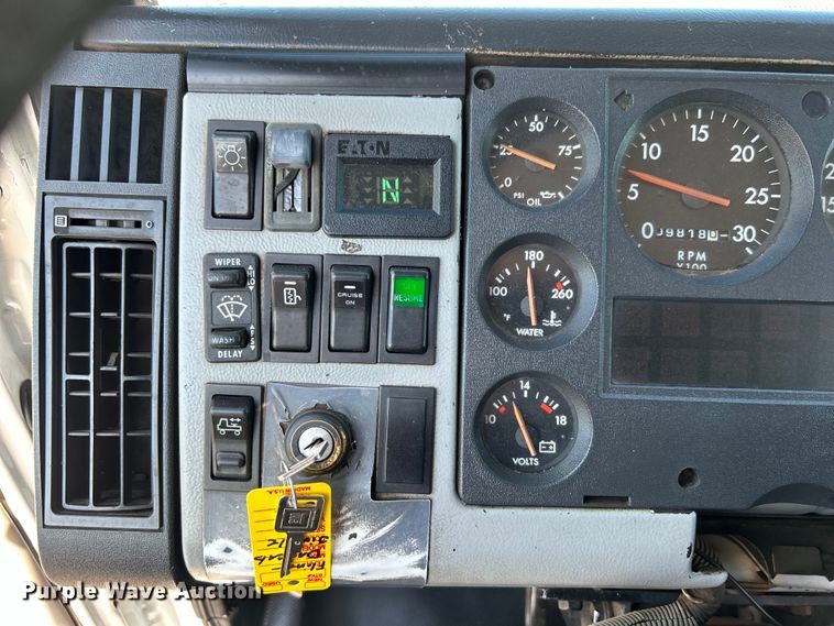 image for item EG0944 1999 Freightliner  FL112 semi truck