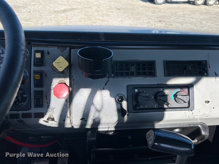 image for item EG0944 1999 Freightliner  FL112 semi truck