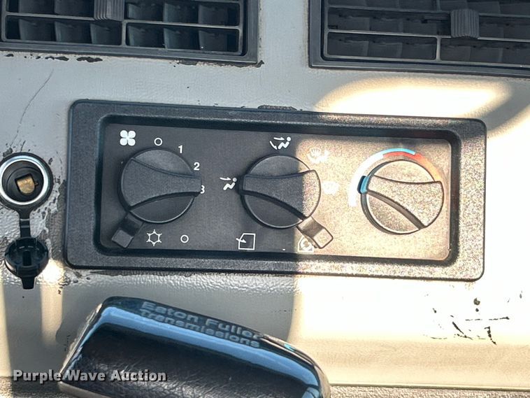 image for item EG0944 1999 Freightliner  FL112 semi truck