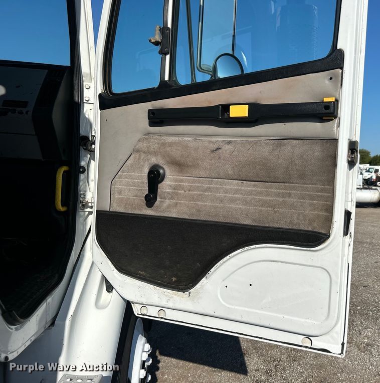 image for item EG0944 1999 Freightliner  FL112 semi truck