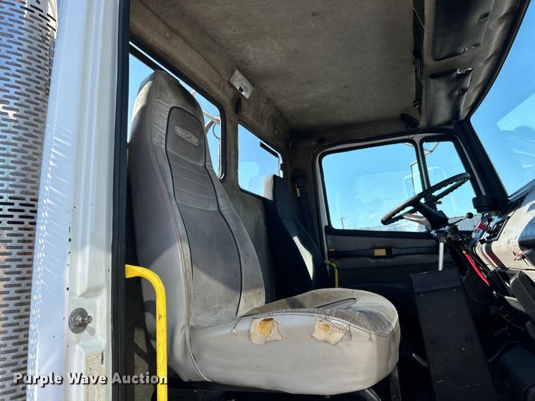 image for item EG0944 1999 Freightliner  FL112 semi truck