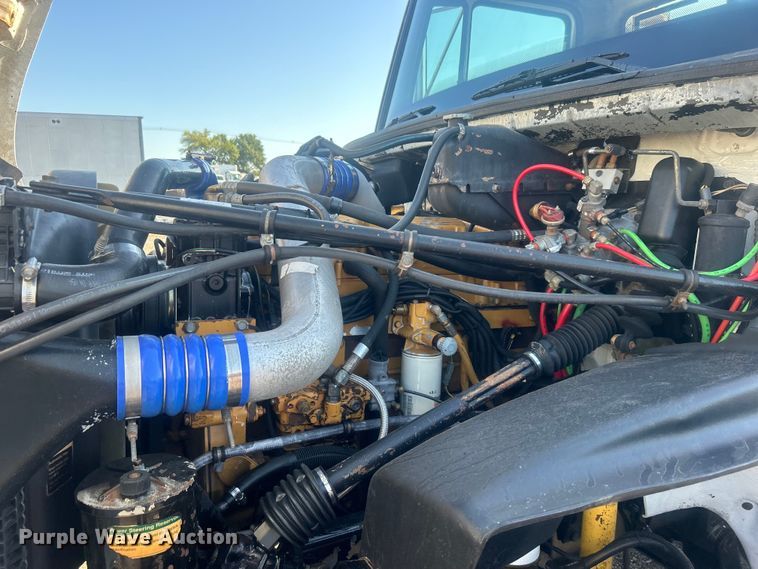 image for item EG0944 1999 Freightliner  FL112 semi truck