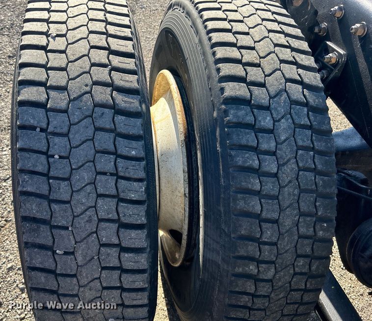 image for item EG0944 1999 Freightliner  FL112 semi truck