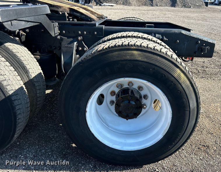 image for item EG0944 1999 Freightliner  FL112 semi truck