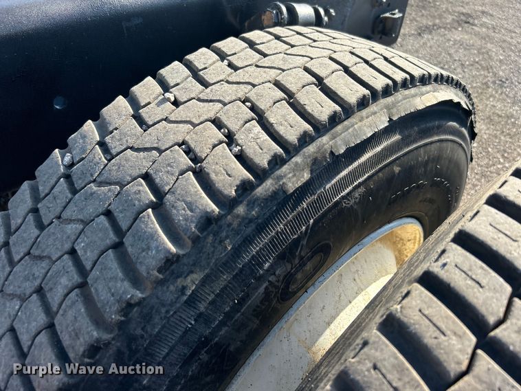 image for item EG0944 1999 Freightliner  FL112 semi truck