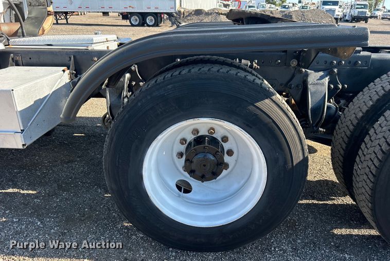 image for item EG0944 1999 Freightliner  FL112 semi truck