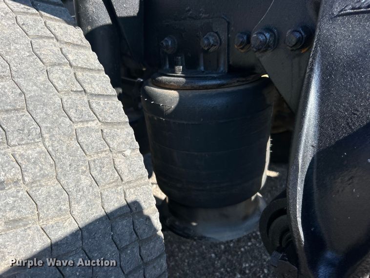 image for item EG0944 1999 Freightliner  FL112 semi truck