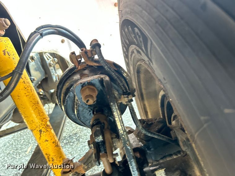 image for item EG0944 1999 Freightliner  FL112 semi truck