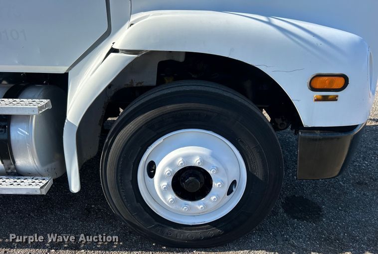 image for item EG0944 1999 Freightliner  FL112 semi truck