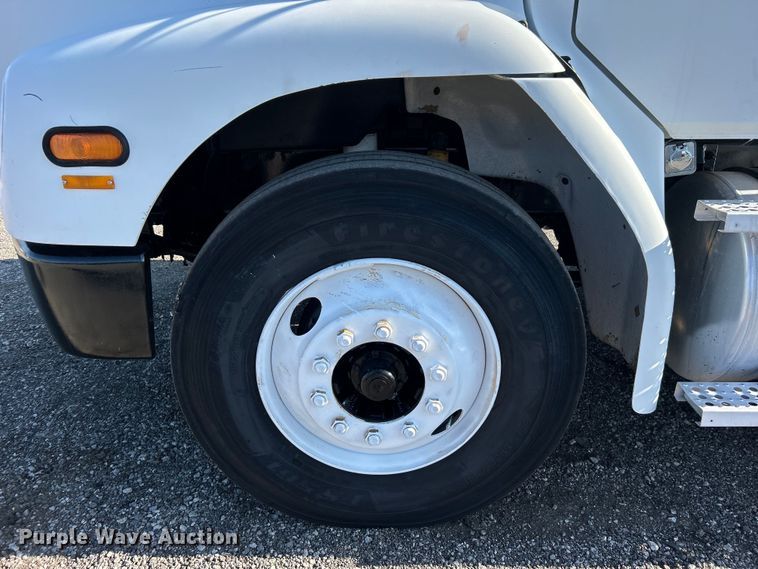 image for item EG0944 1999 Freightliner  FL112 semi truck