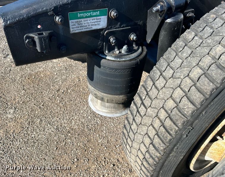 image for item EG0944 1999 Freightliner  FL112 semi truck