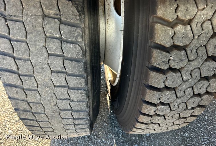 image for item EG0944 1999 Freightliner  FL112 semi truck