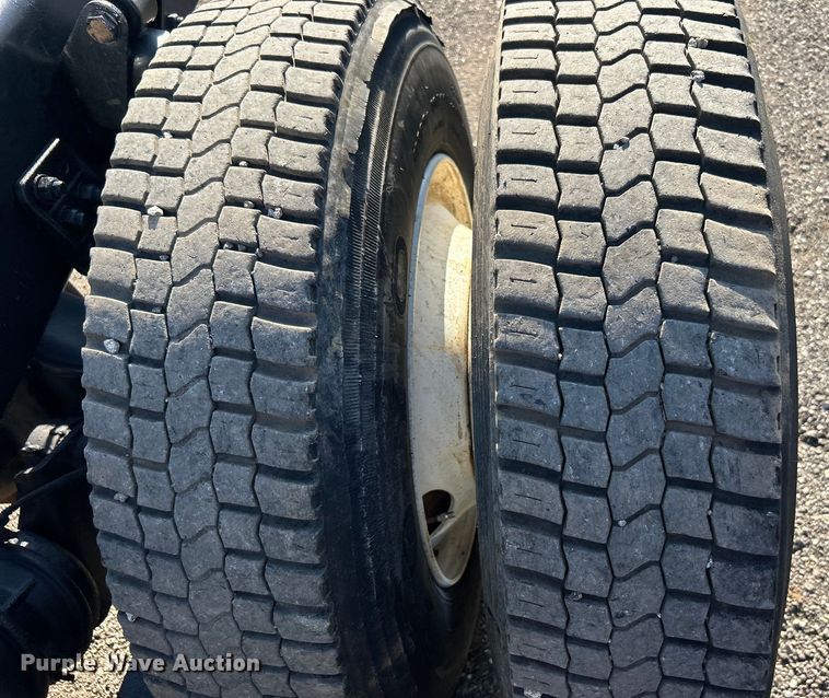 image for item EG0944 1999 Freightliner  FL112 semi truck