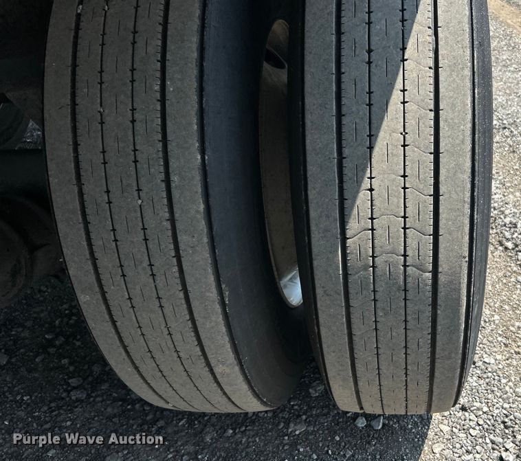 image for item EG0956 2002 Wabash National dry van trailer