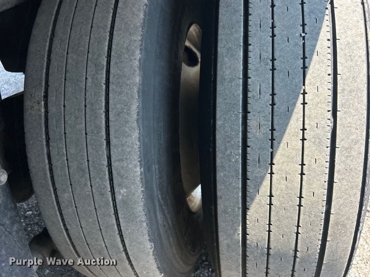 image for item EG0956 2002 Wabash National dry van trailer