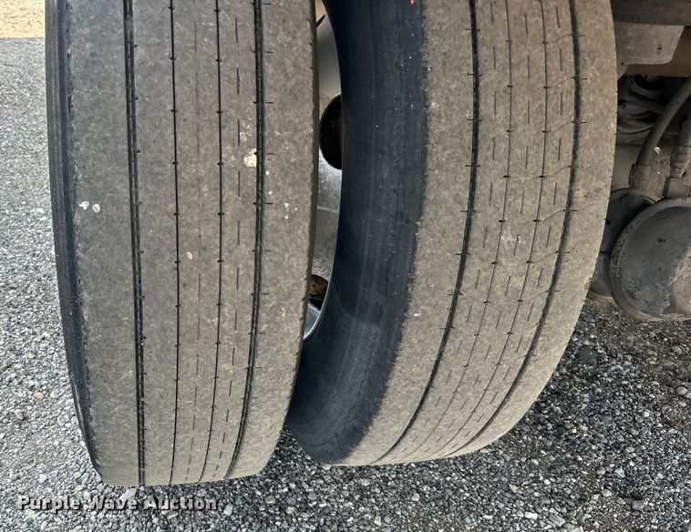 image for item EG0956 2002 Wabash National dry van trailer