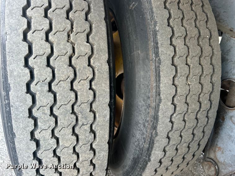 image for item EG0980 1984 Fruehauf  FBS-F2-45-CT dry van trailer