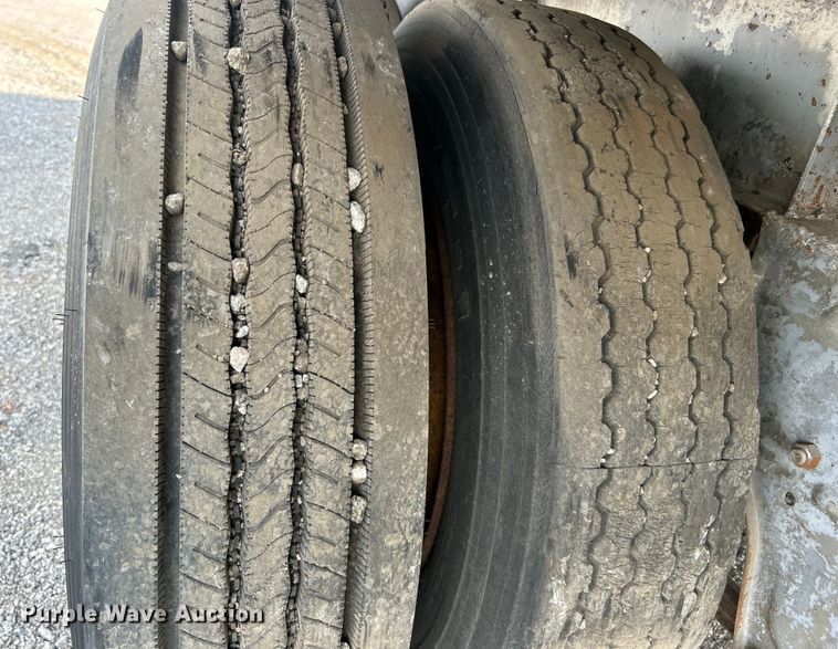 image for item EG0980 1984 Fruehauf  FBS-F2-45-CT dry van trailer