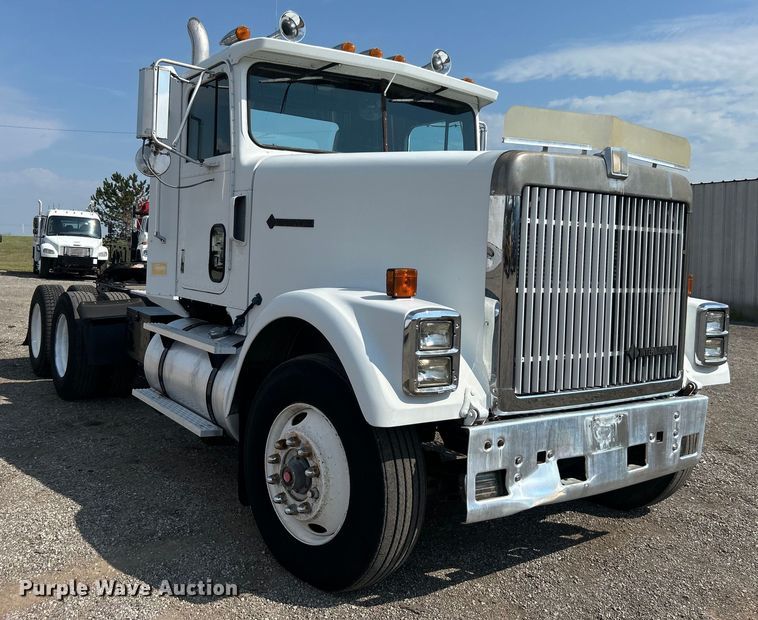 image for item EG0981 1988 International  9300 semi truck