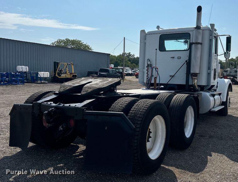 image for item EG0981 1988 International  9300 semi truck