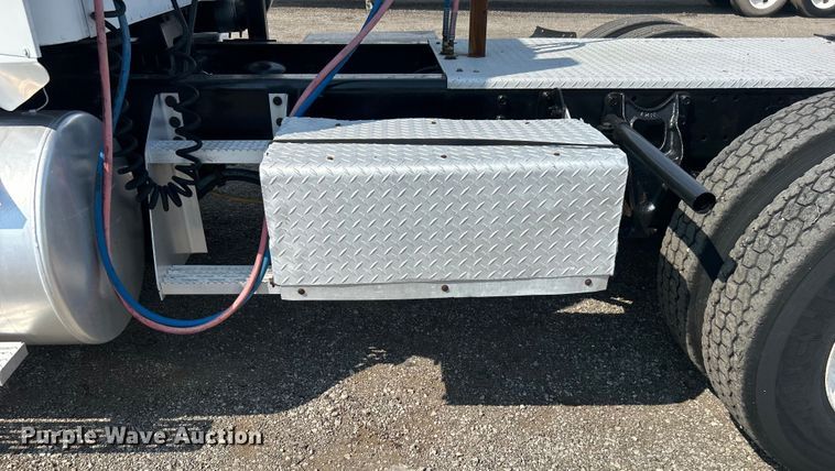 image for item EG0981 1988 International  9300 semi truck