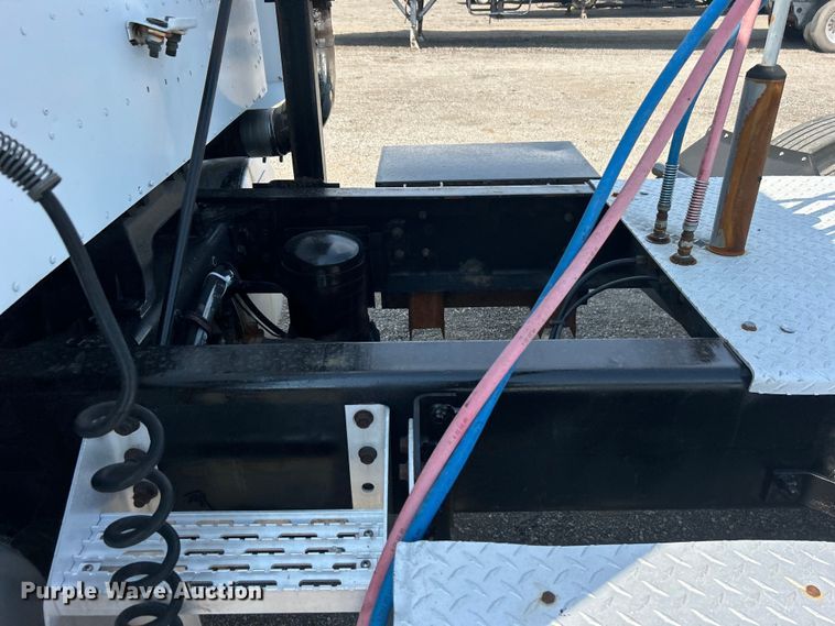 image for item EG0981 1988 International  9300 semi truck